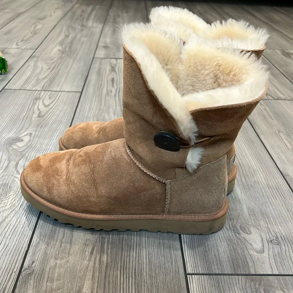 Barely worn authentic Uggs in chestnut - Picture 1 of 6